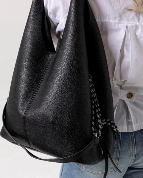 Cartera efecto cuero color negro con correa y Necessaire desmontable con cierre