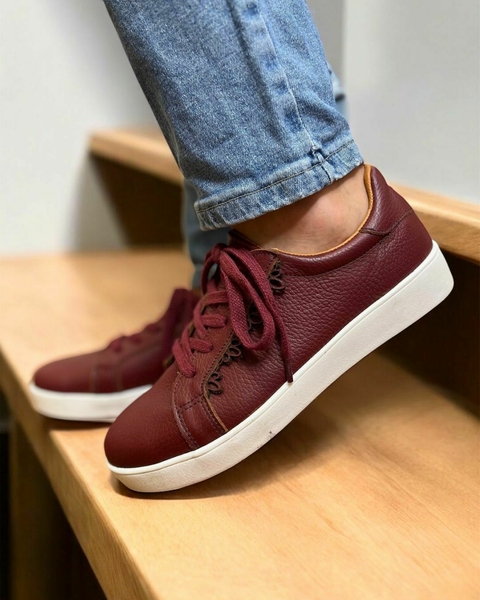 Zapatillas urbanas de cuero color bordo