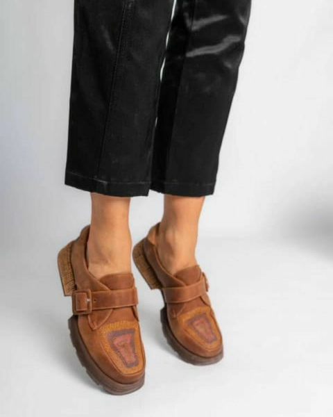 Zapato de cuero engrasado con detalle de bordado