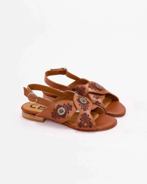 Sandalias de cuero con detalles de herrajes y taco bajo