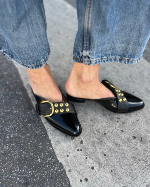 Zueco tipo mule de charol negro con herrajes