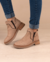 Botas de Cuero con doble cierre, y base de goma.