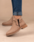 Botas de Cuero con doble cierre, y base de goma.