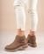 Botas de cuero color marrón con hebilla desmontables y suela de goma