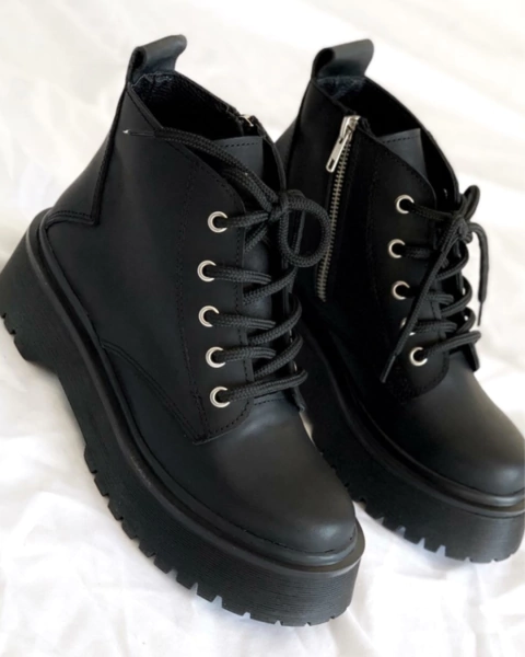 Borcegos de cuero acordonados y con cierre color negro