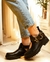 Botitas de cuero, estilo borcego, de diseño con detalle de serpiente y abertura
