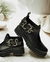 Botitas de cuero, estilo borcego, de diseño con detalle de serpiente y abertura
