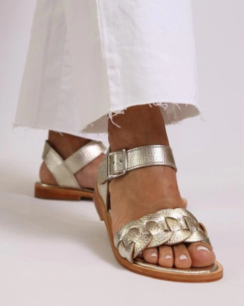 Sandalias de cuero platino con detalle de trenzado y chatito 