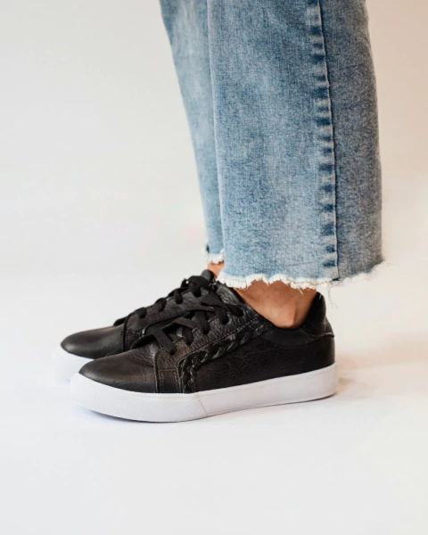 Zapatillas urbanas de cuero color negro acordonadas