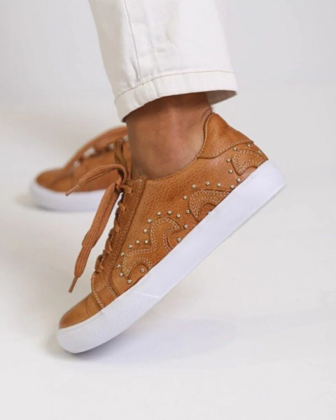 Zapatillas urbanas de cuero con detalles de tachas y suela de goma