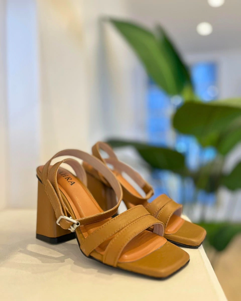 Sandalias de cuero con taco cómodo