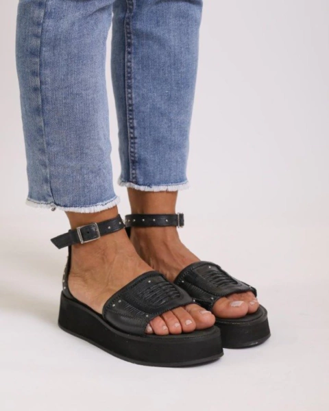 Sandalias de cuero negro con plataforma y tachas
