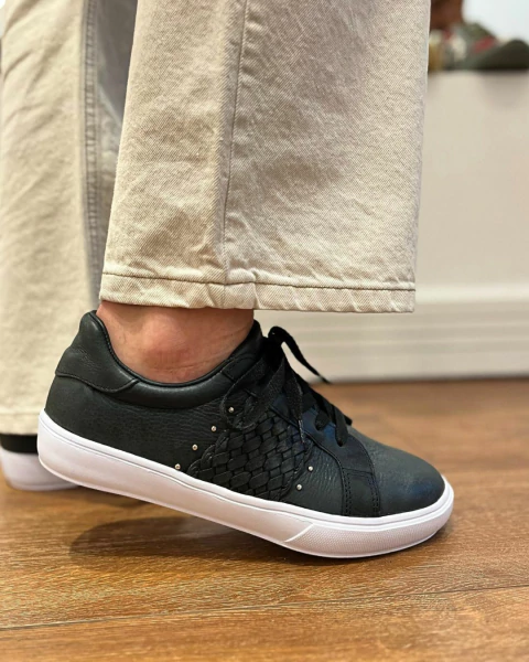 Zapatillas urbanas de cuero con detalles tachas