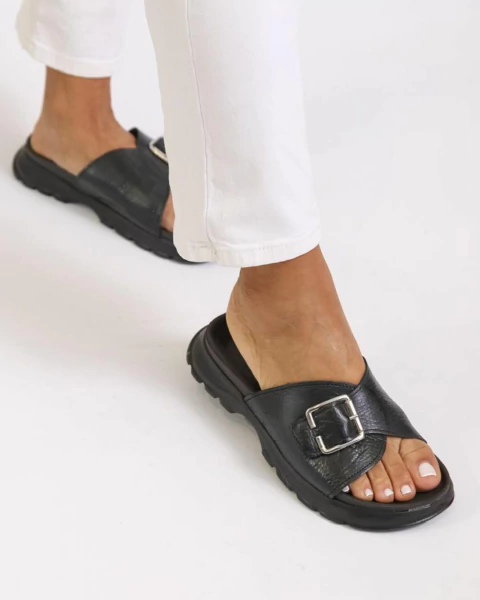 Sandalias de cuero negro con detalle de hebilla