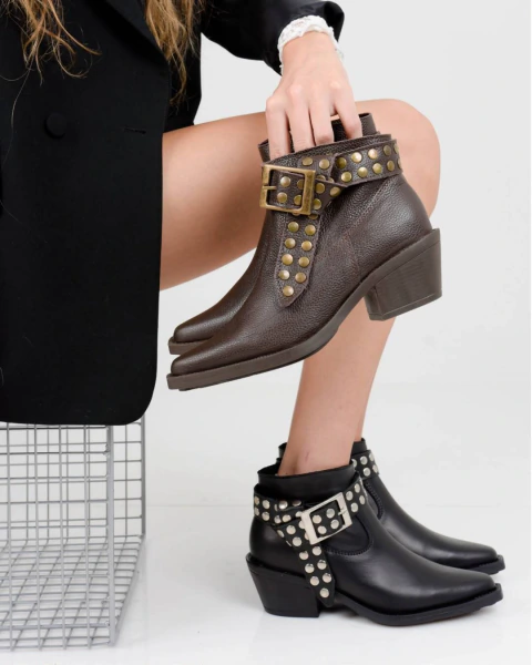 Botas texanas de cuero en color marrón con tachas doradas con cinto desmontable