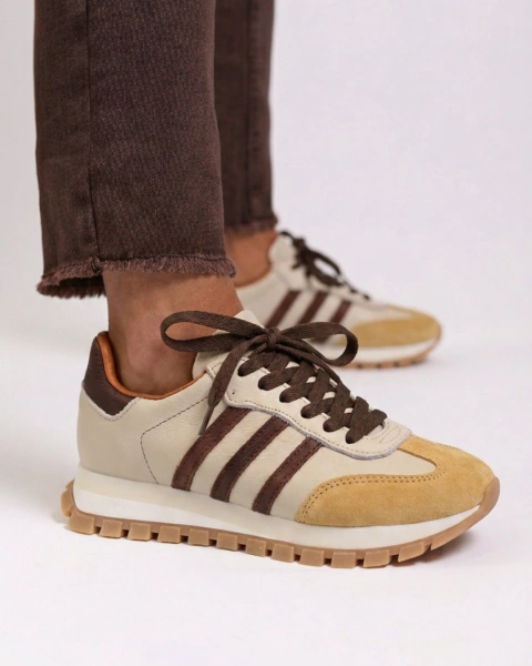Sneaker de cuero beige con detalles marrones y suela dentada