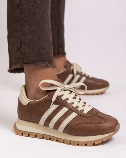 Sneaker de cuero color chocolate con detalles beige y suela dentada, modelo Jagger Vintage