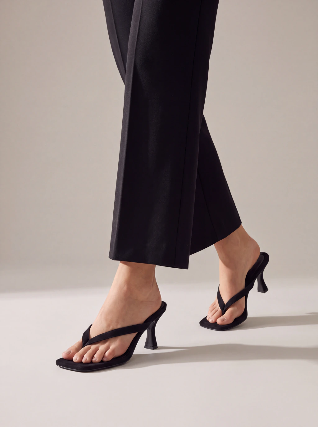 MIRAGE negro - ojota de gamuza con taco alto, perfil