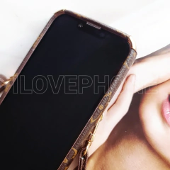 Monogram Tarjetero con Correa - ilovephone