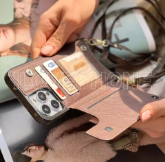 Monogram Flip Tarjetero con Correa - comprar online