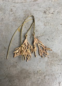 aritos de hojas de cipres largos - mai solorzano joyeria