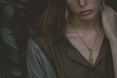 collar otto corto, lariat de bronce con semillas - comprar online