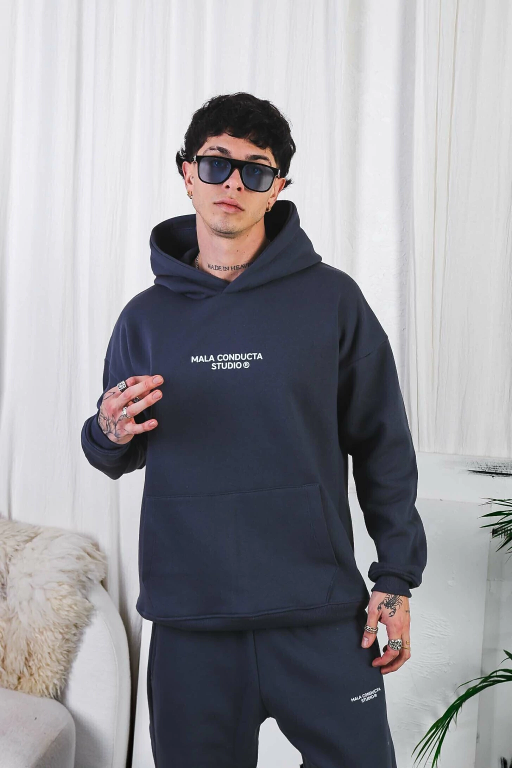 Hoodie Over STUDIO (Gris)