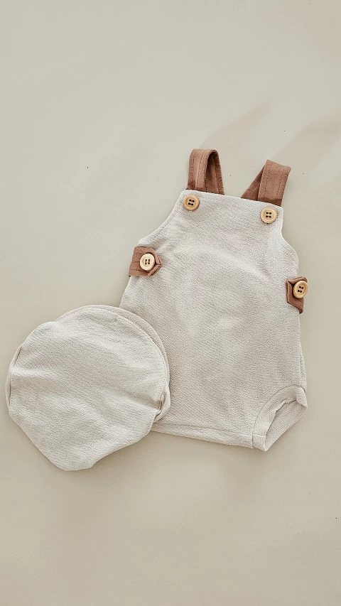 Conjunto Baunilha Jardineira e Boina - comprar online