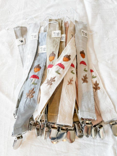 Lilo Box - Manta polar bordada / Porta chupetes / Sonajero / Babitas / Babero - Lilo, pá lilo