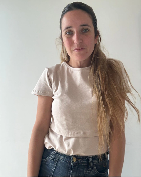 Imagen de Remera de Lactancia Cala — Manga corta, apertura para amamantar