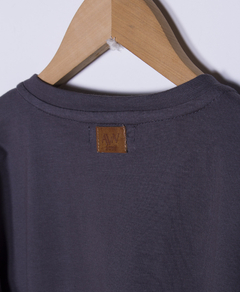 REMERA COMIC GRIS OSCURO - ANAVANA