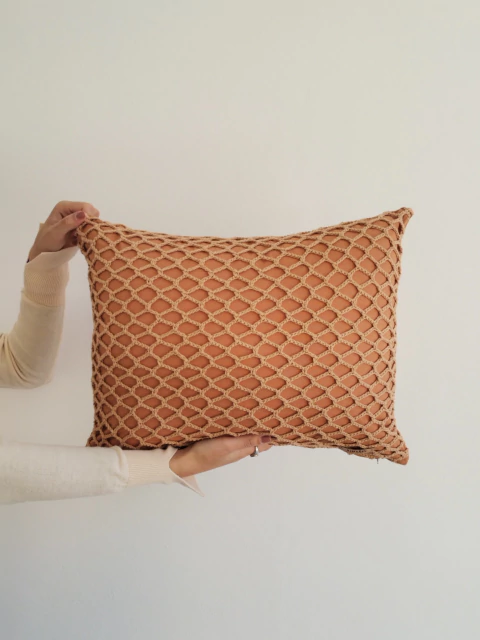 Almohadón tejido calado Canela