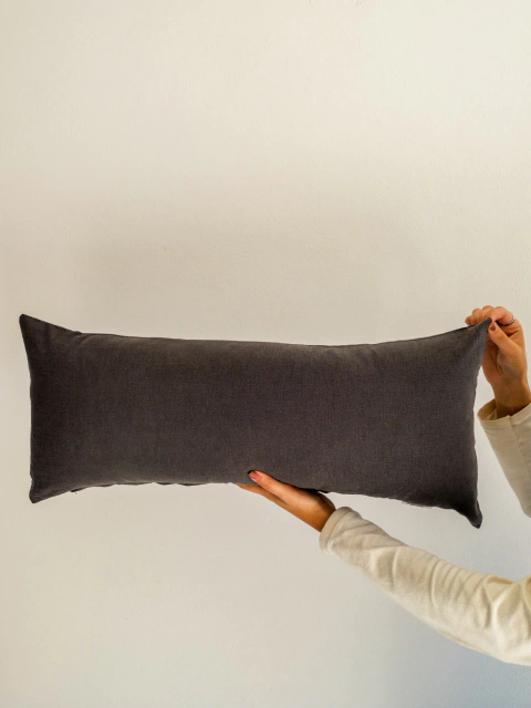 Almohadón Larguito de tusor liso Gris Cemento