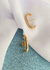 Brinco ear hook liso Isis banhado a ouro 18k na internet