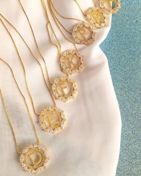 Colar de letra inicial com zircônias navete cravejado banhado a ouro 18k (escolha a letra)
