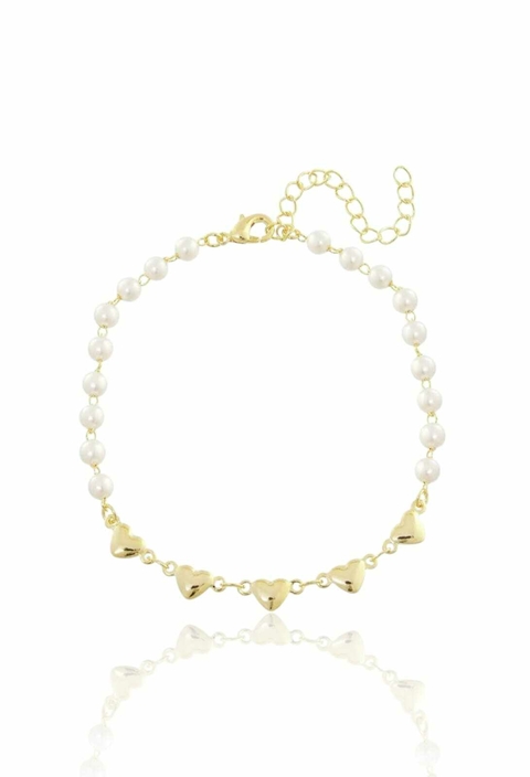 Pulseira pérola 4mm com 5 corações lisos banhada a ouro 18K