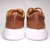 Zapatillas de cuero color café vista trasera con suela blanca
