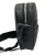 Un vistazo lateral al estilo. Este mini morral negro muestra su perfil moderno y versátil, perfecto para llevar tus esenciales con elegancia