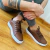zapatillas marrones cruzadas