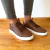 zapatilla marron de frente