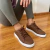 zapatillas marrones sentado