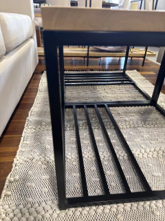 Imagen de Mesa ratona de madera maciza de guatambú con base de hierro – 60 × 60 × 40 cm