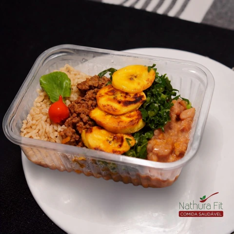 Clássico Brasileiro: Arroz, feijão, patinho moído, banana-da-terra e couve refogada. 550 kcal