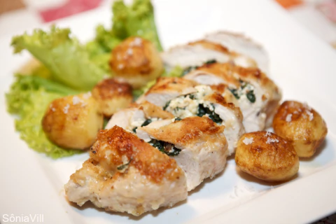 FRANGO RECHEADO COM QUEIJO COTTAGE, ARROZ DE BRÓCOLIS E TOMATE ASSADO - comprar online