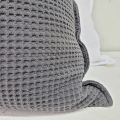 almohadón waffle 80x50cm gris plomo