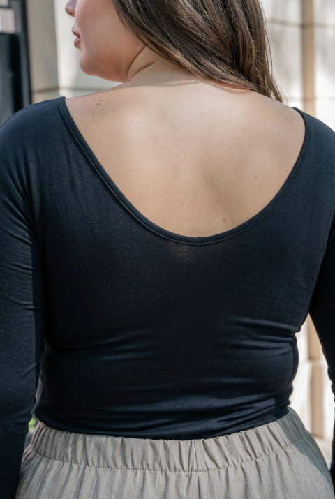 REMERA CLASSIC ESPALDA EN U NEGRA
