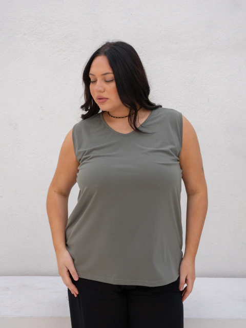 MUSCULOSA CLASICA EN V VERDE