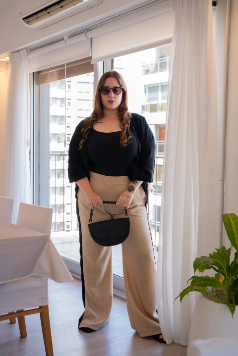 CAMISA CROPPED MANGA TRES CUARTOS NEGRA - comprar online