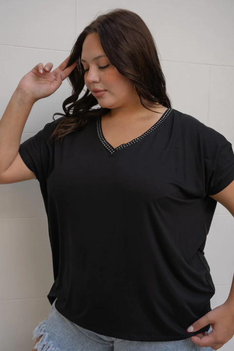 REMERA ESCOTE V CON TACHAS NEGRA - comprar online