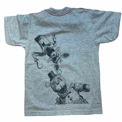 Remera de Five Nights at Freddy's gris en internet